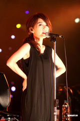 组图：Hebe单飞办音乐会 SHE两姐妹大力捧场