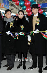 组图：苏志燮号浪漫列车开通 戴黑礼帽帅气十足