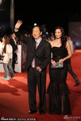 组图：林青霞旧爱王羽拄拐亮相金马红毯