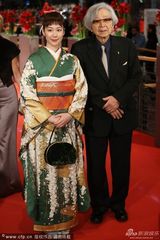 组图：黑木华绿和服秀民族风 与山田洋次走红毯