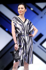 幻灯图：陈慧琳走秀身段窈窕 产后身材恢复令人称羡