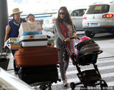 组图：蔡少芬携双女返港 行李超重逼疯辣妈