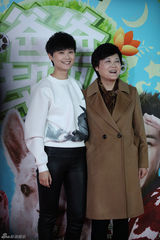 组图：李宇春带妈妈走红毯 母女惊人相似均长腿