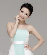 组图：卢莹写真大片出炉 抹胸长裙飘逸脱俗