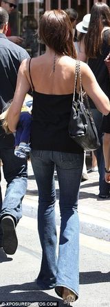 组图：贝嫂携三子女血拼 罗密欧黑框镜显潮范儿