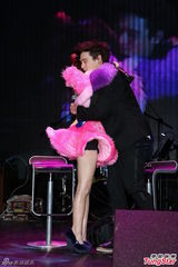 组图：Kimberly小蛮腰开唱 倪安东助阵气氛high