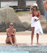 组图：阿尔芭两点激凸 妮可里奇红比基尼惹眼