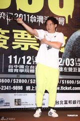 组图：陈奕迅台北签票遭台风搅局 演唱会曲目歌迷选