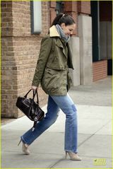 组图：前阿汤嫂穿补丁牛仔裤出街潮范儿十足