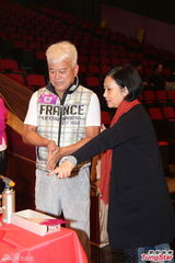 组图：陈百祥欲备护膝贺台庆 余咏珊否认加奖金