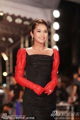 组图：杨丞琳亮相金钟红毯 礼服搭配别出心裁