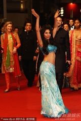 《宝莱坞》首映 女星高贵白裙不敌舞者性感蛮腰