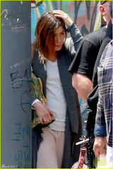 组图：安妮斯顿素颜赶拍新片 大妈身材秒变路人