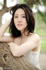 组图：刘筱筱夏日写真 清新亮丽上演纯白诱惑