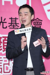 组图：Selina助力颜损慈善活动 老公力挺爱相随