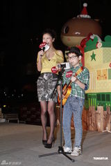 组图：薛凯琪为歌迷证婚感动落泪称房祖名只是朋友