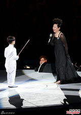 组图：叶德娴献唱见好就收 尾场开唱致敬张国荣