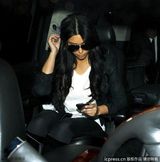 组图：金卡戴珊现身机场婚戒消失 72天婚姻终结