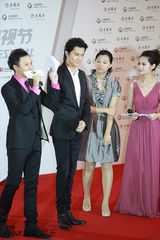 组图：第18届白玉兰奖红毯 福山雅治绅士十足