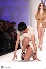 高清组图：超模阿格妮丝迪恩走秀跌倒 险些走光