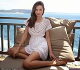 组图：米兰达海滩写真曝光 双乳粘沙陶醉性感