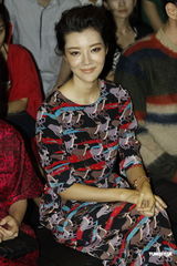 组图：周冬雨闪亮小洋装看秀 心情大好微笑放电