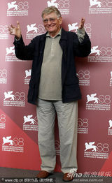 组图：《硬纸盒小镇》记者会 女主角光头造型抢眼