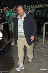 组图：众好友拜祭邓光荣灵堂 洪金宝成龙谢贤等出席