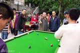 高清组图：王学圻片场秀球技 一杆撂倒90后