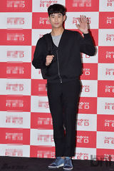 组图：baby俏丽赴韩会金秀贤 嘟嘴甜笑抛媚眼