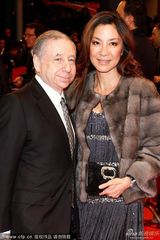 组图：杨紫琼携富豪男友性感亮相电影首映