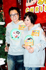 组图：黎耀祥和妻子搭档赚钱 送手表当圣诞礼物