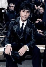 组图：陈坤再度出席时装周 赞设计师天马行空