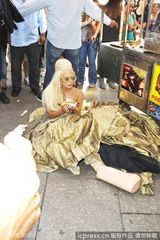 组图：Gaga《名利场》大片再蹬“恨天高”尴尬摔倒 