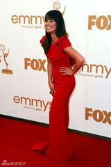 组图：63届艾美奖红毯 丽娅-米雪儿长裙明艳如火