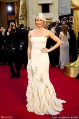 高清组图：奥斯卡红毯卡梅隆-迪亚兹裸色长裙飘逸