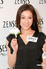 幻灯图：钟嘉欣深v洋装秀长腿 称林峰不符男友标准