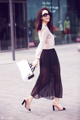 组图：张俪英伦复古街拍  波点黑纱长裙慵懒飘逸