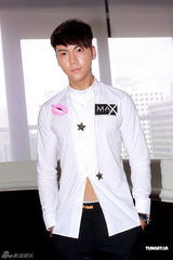 幻灯图:乐基儿大赞黎明吻技高超 汪圆圆替姐姐叫屈