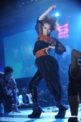 组图：容祖儿献唱音乐派对 劲歌热舞魅力四射