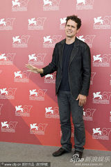 《三》媒体见面会 苏菲-罗艺斯获两男星揽腰护花