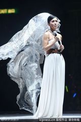 组图：黄伟文作品展开唱 陈奕迅拄拐演唱助阵