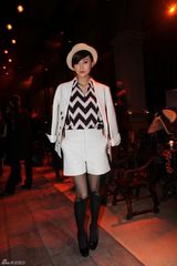 组图：林鹏巴黎时装周玩转换装 梦露造型受追捧