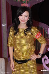 组图：曾华倩新节目录影 浓妆难掩皱纹显老态