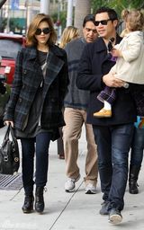 高清组图：杰西卡-阿尔芭全家时尚出游