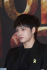 独家高清：金在中林时完帅气宣传《Triangle》