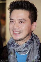 组图：文咏珊清爽亮相时装展 黄耀明展留须造型