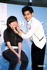 幻灯图：彭于晏与粉丝“爱的抱抱”引尖叫