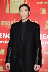 组图：萧敬腾张悬出席公益活动献唱表爱心