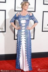 组图：提儿妮-莎顿亮相格莱美 镂空裙秀美背